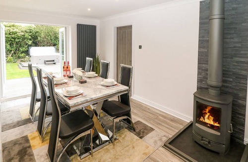 Cemaes Bay Cottage | BWTHYN EIRLYS (SNOWDROP COTTAGE), family friendly in Cemaes Bay
