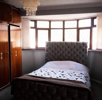 Shirley House | Captivating 3-Bed House in Birmingham