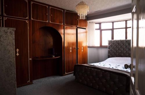 Shirley House | Captivating 3-Bed House in Birmingham