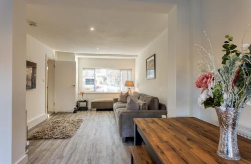 Ramsgate House | Casa Cella - Central modern house with driveway & garden
