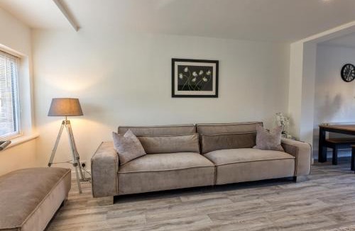 Ramsgate House | Casa Cella - Central modern house with driveway & garden