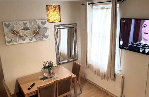 Chatham House | Cedar Villa - Inviting 5-Bed House in Chatham-