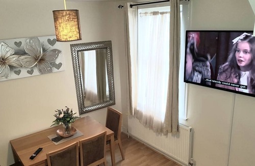 Chatham House | Cedar Villa - Inviting 5-Bed House in Chatham-