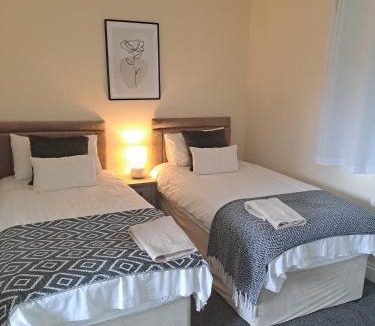 Cwm-twrch Isaf Hotel | Celtic Minor Stables