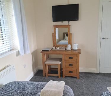Cwm-twrch Isaf Hotel | Celtic Minor Stables
