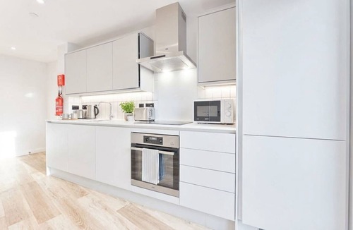 Bordesley Apartment | Central 1BR Birmingham Apt with Balcony