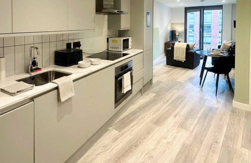 Bordesley Apartment | Central 1BR Birmingham Apt with Balcony