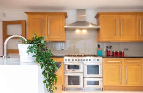 Ashford House | Central Ashford Stay - Contractors & Families Welcome - Free Parking