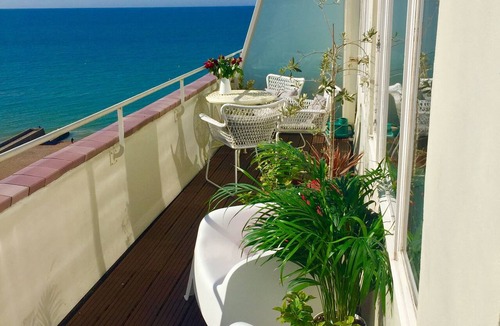 Hove Apartment | Central Beachfront Penthouse with private sun/roof terrace