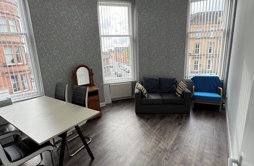 East End Apartment | Central Glasgow Green, Bridgeton +KITCHEN LIVING WASHER/LAUNDRY near bus train