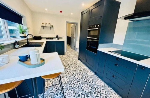 Gloucester House | Central Gloucester: Long-Stay Base with Parking