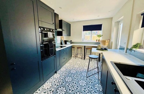 Gloucester House | Central Gloucester: Long-Stay Base with Parking