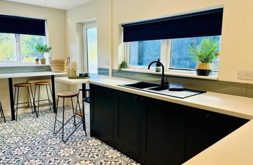 Gloucester House | Central Gloucester: Long-Stay Base with Parking