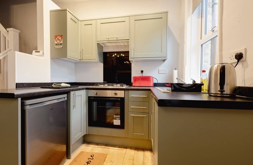 Wadsworth House | Central Hebden Bridge Cottage | Sleeps 6 | Walk to Shops, Bars & Cafés