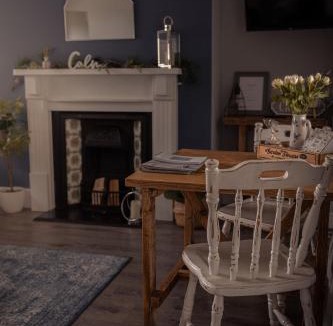 Pentrefelin House | Central Llandeilo with Stunning views- Sleeps 2