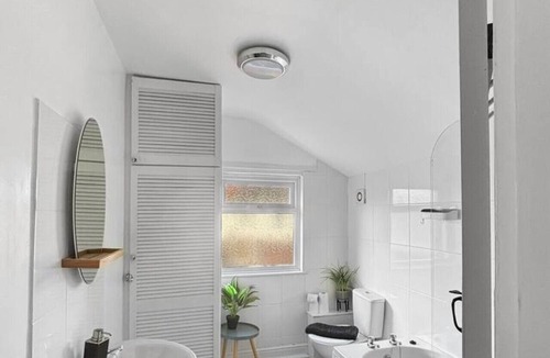 Grantham Villa | Central location 1 bed sleeps 5 Free Gym Access