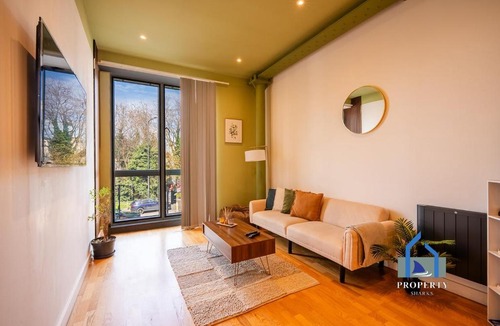 Cheetham Hill Apartment | Central Manchester City Apartment - Next To AO Arena - With Parking