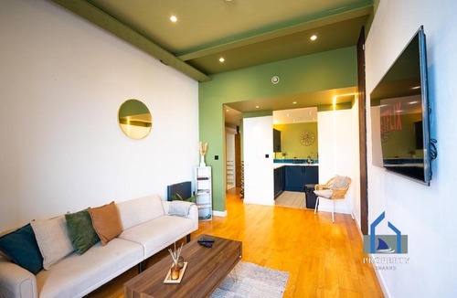 Cheetham Hill Apartment | Central Manchester City Apartment - Next To AO Arena - With Parking