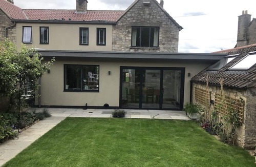 Helmsley House | Central Modern open plan house 3 ensuite bedrooms, dog friendly.