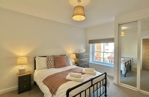 Hereford Apartment | Central - Perfect for Work or Leisure - Walk to Cafés, Restaurants & Bars