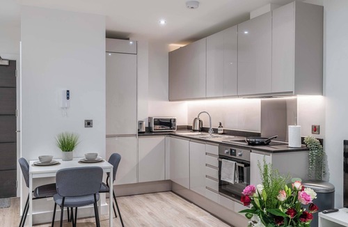 Barnt Green Apartment | Central Solihull 1-Bed | Parking WiFi NEC