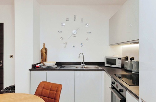 Barnt Green Apartment | Central Solihull 1-Bed | Parking WiFi NEC