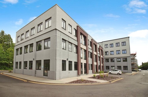 Barnt Green Apartment | Central Solihull 1-Bed | Parking WiFi NEC
