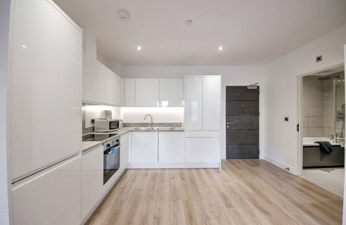 Barnt Green Apartment | Central Solihull 1-Bed | Parking WiFi NEC