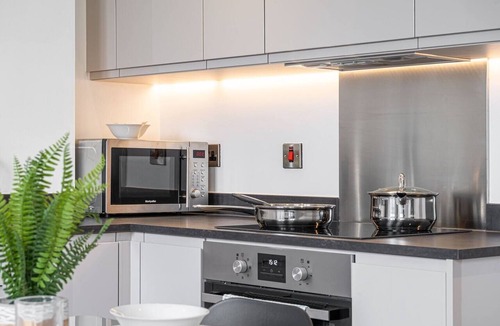 Barnt Green Apartment | Central Solihull 2-Bed | Parking WiFi NEC