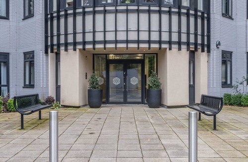 Barnt Green Apartment | Central Solihull 2-Bed | Parking WiFi NEC