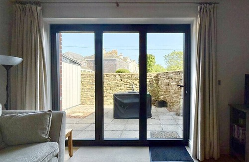 Kingsbridge Apartment | Central Spacious Ground Floor Flat with Courtyard