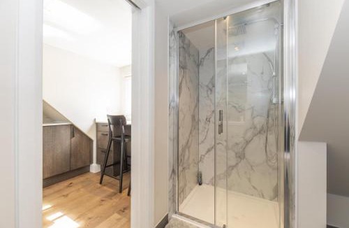 Surbiton Hill Apartment | Central Surbiton Studio Walk to Station - Pass the Keys