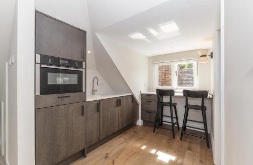 Surbiton Hill Apartment | Central Surbiton Studio Walk to Station - Pass the Keys