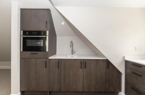 Surbiton Hill Apartment | Central Surbiton Studio Walk to Station - Pass the Keys