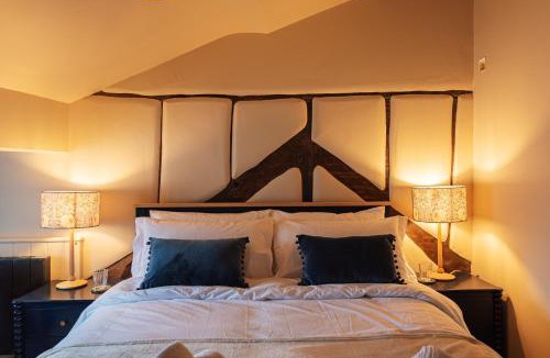 Whitchurch Apartment | Central Whitchurch - Lowcross House Guest Bedroom 6