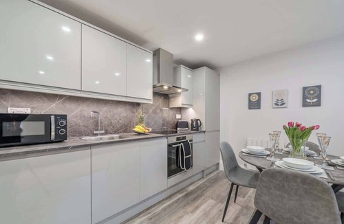 Windsor City Centre Apartment | Central Windsor 1BR | Steps from Attractions