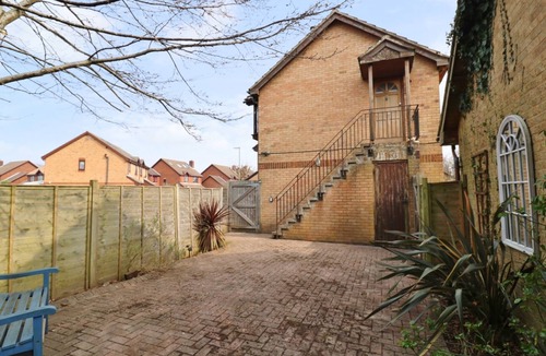 Locks Heath House | Charming 1 bed detached coach house in peaceful Locks Heath with super fast WiFi