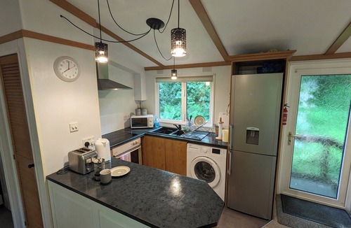 Machynlleth Cabin | Charming 2-bedroom lodge in mystical Machynlleth with WiFi