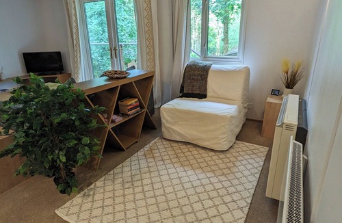 Machynlleth Cabin | Charming 2-bedroom lodge in mystical Machynlleth with WiFi