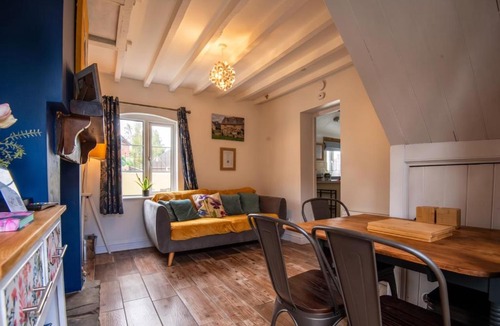 Stonehouse House | Charming 2-BR Cottage in Stonehouse with Courtyard Garden and Log Fire