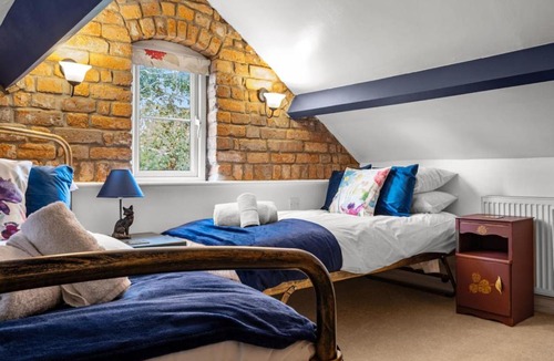 Stonehouse House | Charming 2-BR Cottage in Stonehouse with Courtyard Garden and Log Fire