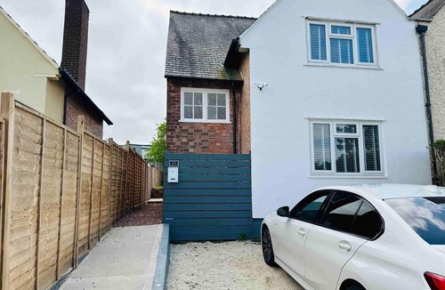 Woodthorpe House | Charming 3-bed Home Minutes From City Centre
