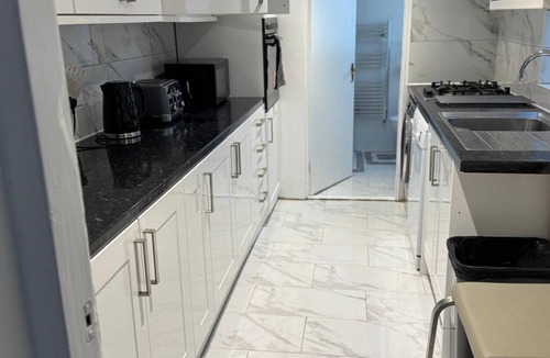 Belvedere House | Charming 3B Home in East London - Cozy & Central
