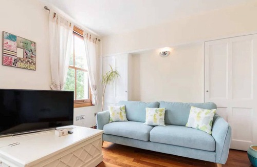 Bow West Apartment | Charming 3BD Flat - 5 Minutes to Victoria Park