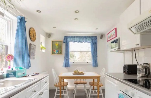 Bow West Apartment | Charming 3BD Flat - 5 Minutes to Victoria Park