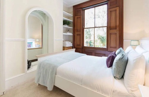 Bow West Apartment | Charming 3BD Flat - 5 Minutes to Victoria Park