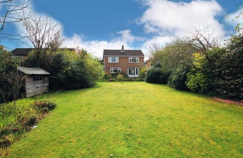 Hale House | Charming 3BR Sleeps 7 Contractor Stay Driveway