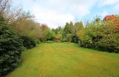 Hale House | Charming 3BR Sleeps 7 Contractor Stay Driveway