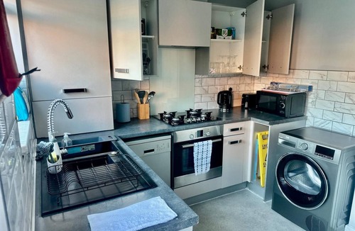Wolverhampton House | Charming 4-BR Home: Garden, Park, and Peaceful, Secure Living Await!