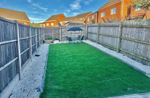 Wolverhampton House | Charming 4-BR Home: Garden, Park, and Peaceful, Secure Living Await!